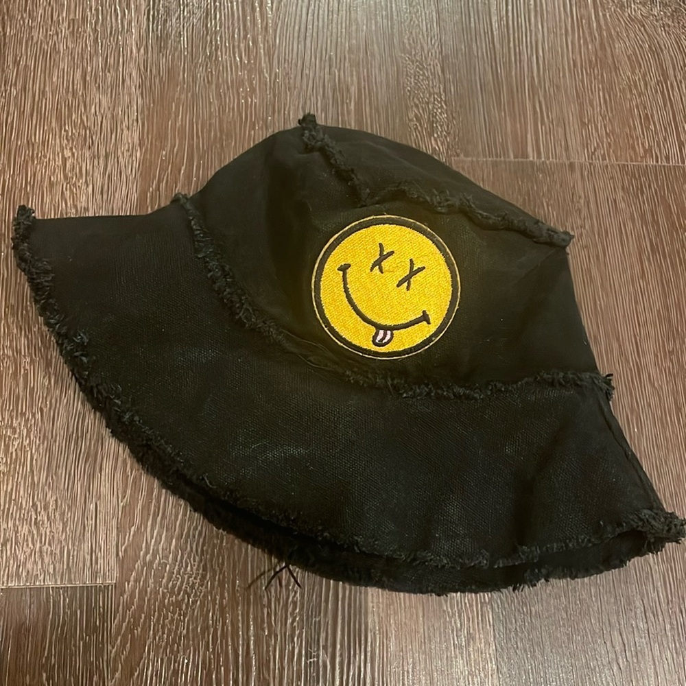 🤩 Streetwear smiley face bucket hat black cotton frayed edges